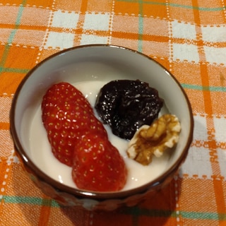 苺とプルーンと胡桃のヨーグルト